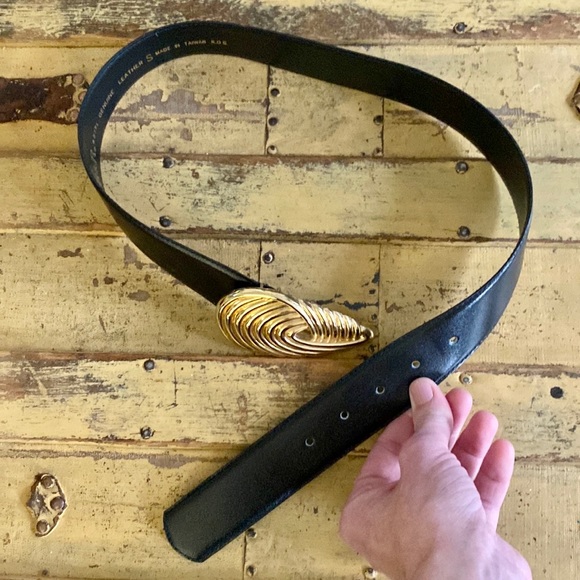 VINTAGE R&R BLACK LEATHER BELT GOLD HARDWARE BUCKLE LEATHER BELT S - Picture 4 of 16